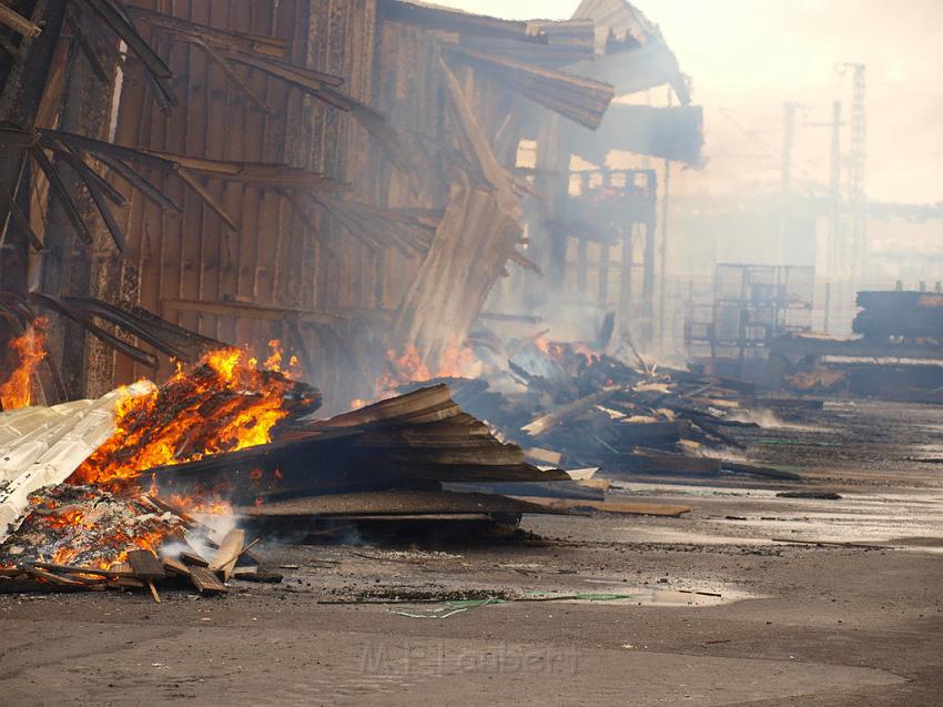 Grossbrand Holzlager Siegburg Industriestr P385.JPG